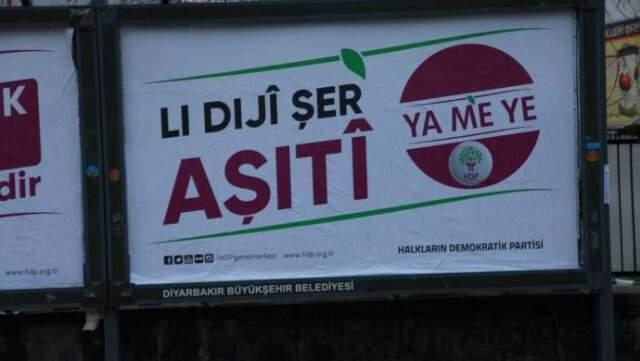 HDP'nin Pankartı, Üzerinde Yazılan Yazı Nedeniyle Mahkeme Kararıyla Kaldırıldı