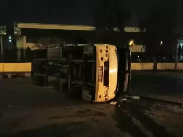 Minibüs ile Belediye Otobüsü Çarpıştı: 10 Yaralı