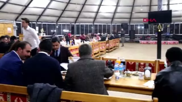 Muş Varto'da Kıl Çadırda Halaylı Tıp Bayramı Kutlaması Muş Varto'da Kıl Çadırda Halaylı Tıp Bayramı Kutlaması