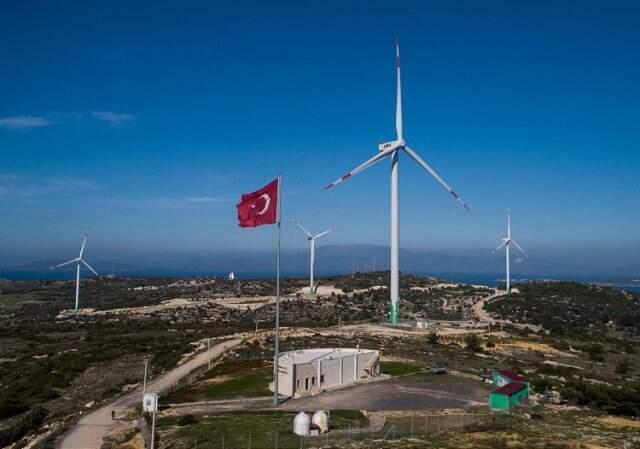 Rüzgar Türbinlerinin Bakım ve Onarımını Yapan İşçiler Metrelerce Yükseklikte Cambazları Aratmıyor