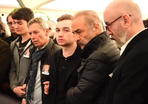 Yılmaz Erdoğan, Babasının Tabutu Başında Fenalaşan Ali'yi Teselli Etti Yılmaz Erdoğan, Babasının Tabutu Başında Fenalaşan Ali'yi Teselli Etti