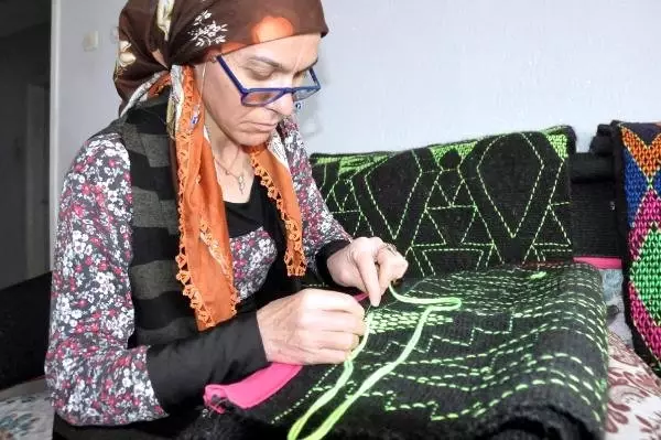 Acısını Unutmak İçin Başladığı Deve Çulu İşleme İşi Gelir Kapısı Oldu