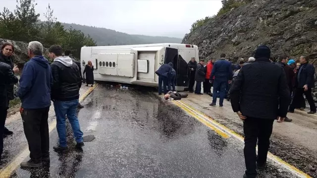 Bursa'da Otobüs Devrildi