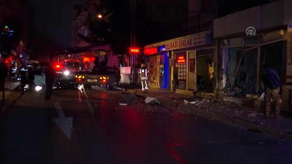 Kontrolden Çıkan Otomobil İki İş Yerine Girdi: 3 Yaralı