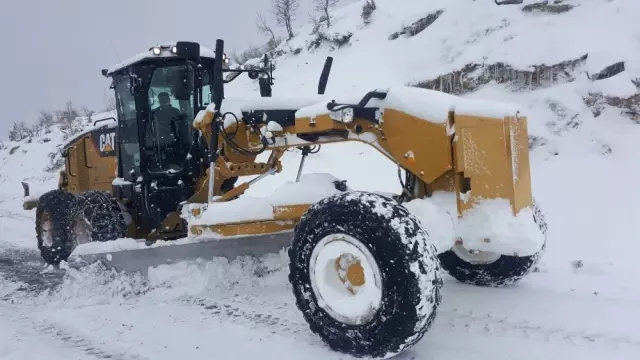 Kapanan Köy Yollarının Açılması İçin Çalışmalar Devam Ediyor Kapanan Köy Yollarının Açılması İçin Çalışmalar Devam Ediyor