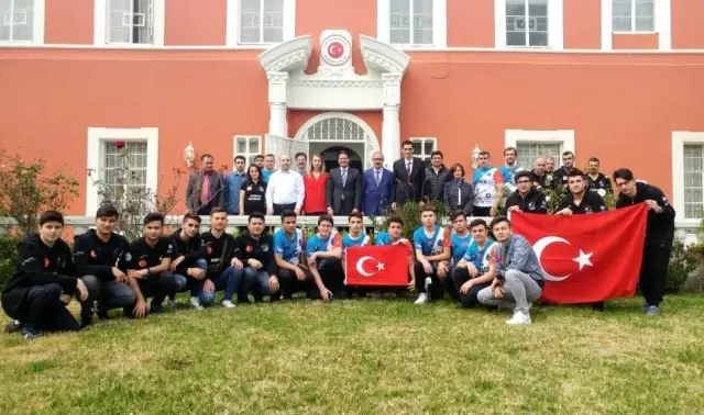 Kartal Belediyesinden Robot Yarışmasına Katılan 2 Türk Takımına Destek Kartal Belediyesinden Robot Yarışmasına Katılan 2 Türk Takımına Destek