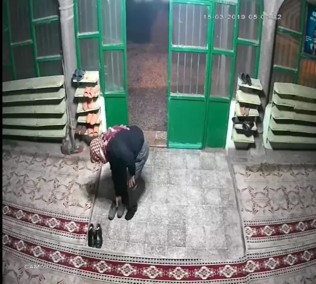 Önce Denedi Sonra Çaldı: Ayakkabı Hırsızı Kamerada