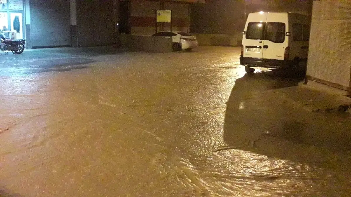 Şanlıurfa'da Sağanak Yağmur Caddeleri Göle Çevirdi