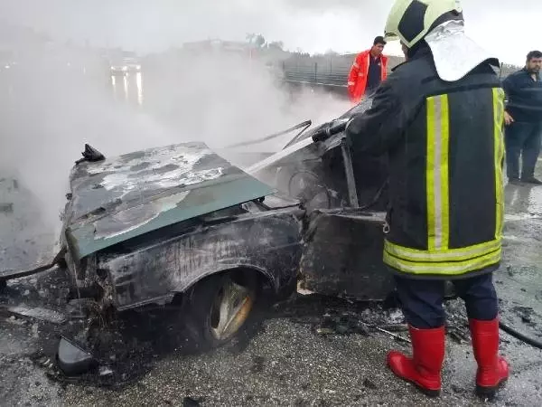 Tır'a Çarpan Otomobil, Yandı: 2 Yaralı