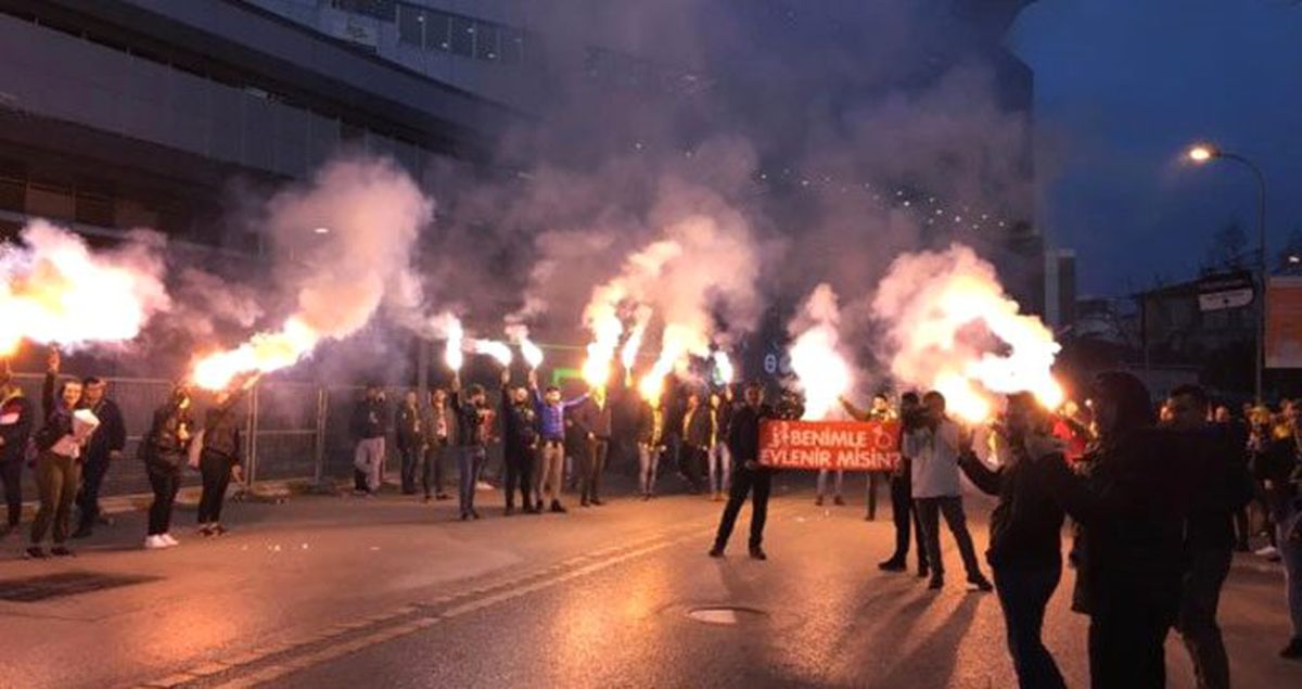 Ülker Stadı Önünde Evlilik Teklifi