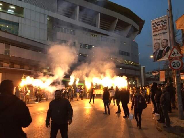 Ülker Stadı Önünde Evlilik Teklifi