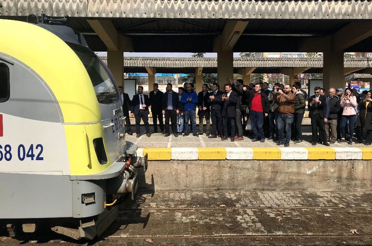 7 Yıl Sonra Yeniden Adapazarı Garı'na Gelen Ada Treni Bayraklarla Karşılandı