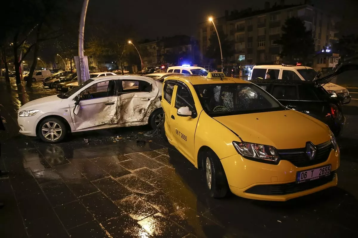 Alkollü Sürücü Park Halindeki Araçlara Çarptı