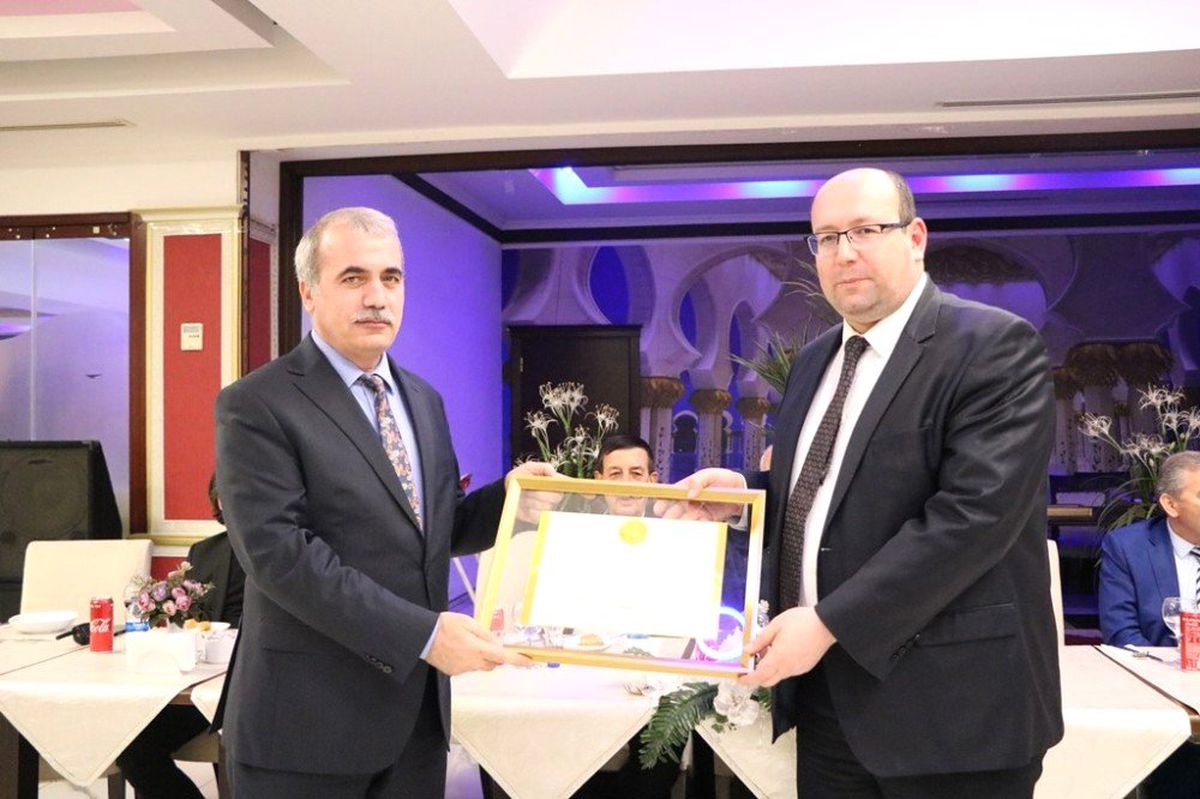 Başkan Serbes ve Protokol, 20 Seneyi Dolduran Esnafa Plaket Verdi