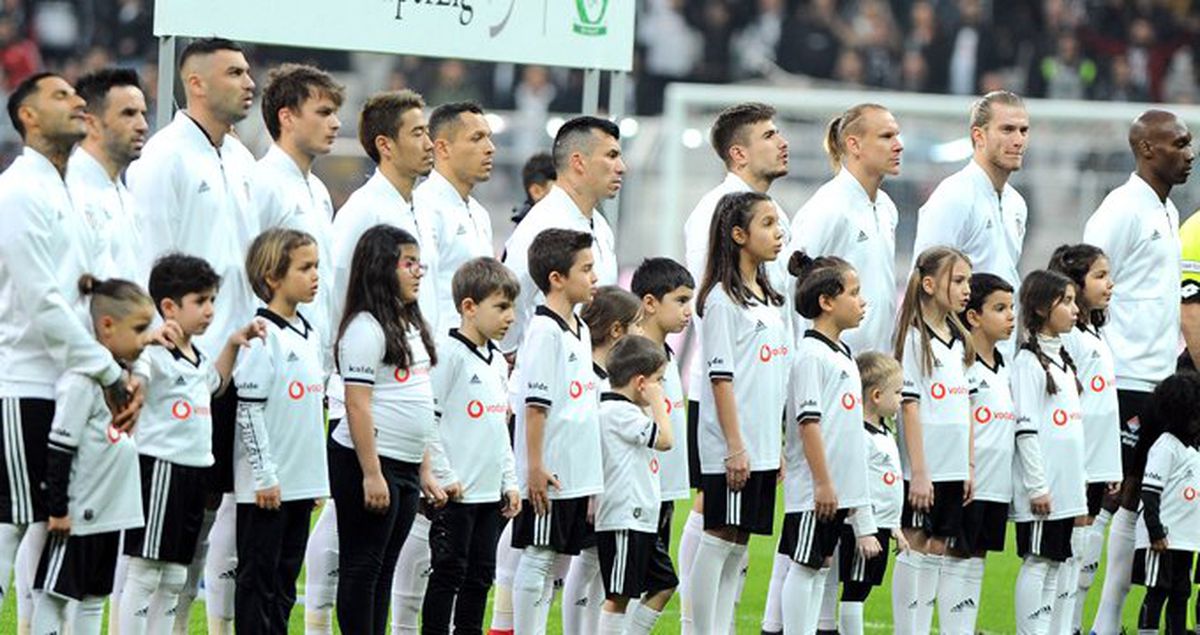 Beşiktaş'ta Adriano Sakatlandı ve Maça Devam Edemedi