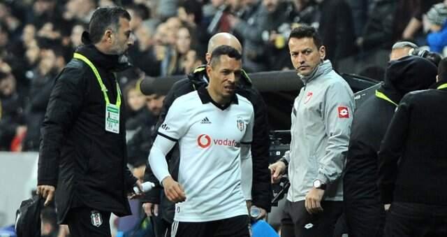 Beşiktaş'ta Adriano Sakatlandı ve Maça Devam Edemedi