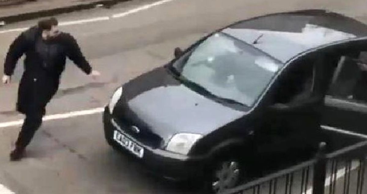 Londra'da Cami Önünde Müslüman Gruba Irkçı Saldırı Düzenlendi