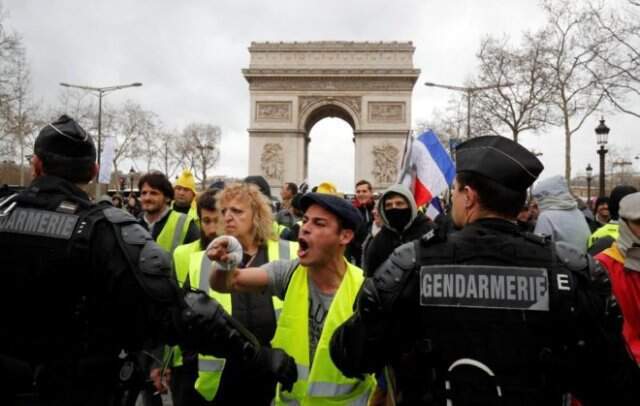 Paris'te Yine Sokaklar Karıştı! Sarı Yelekliler Mağazaları Yağmaladı, Polis Biber Gazıyla Müdahale Etti