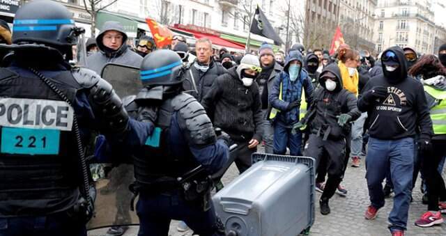 Paris'te Yine Sokaklar Karıştı! Sarı Yelekliler Mağazaları Yağmaladı, Polis Biber Gazıyla Müdahale Etti