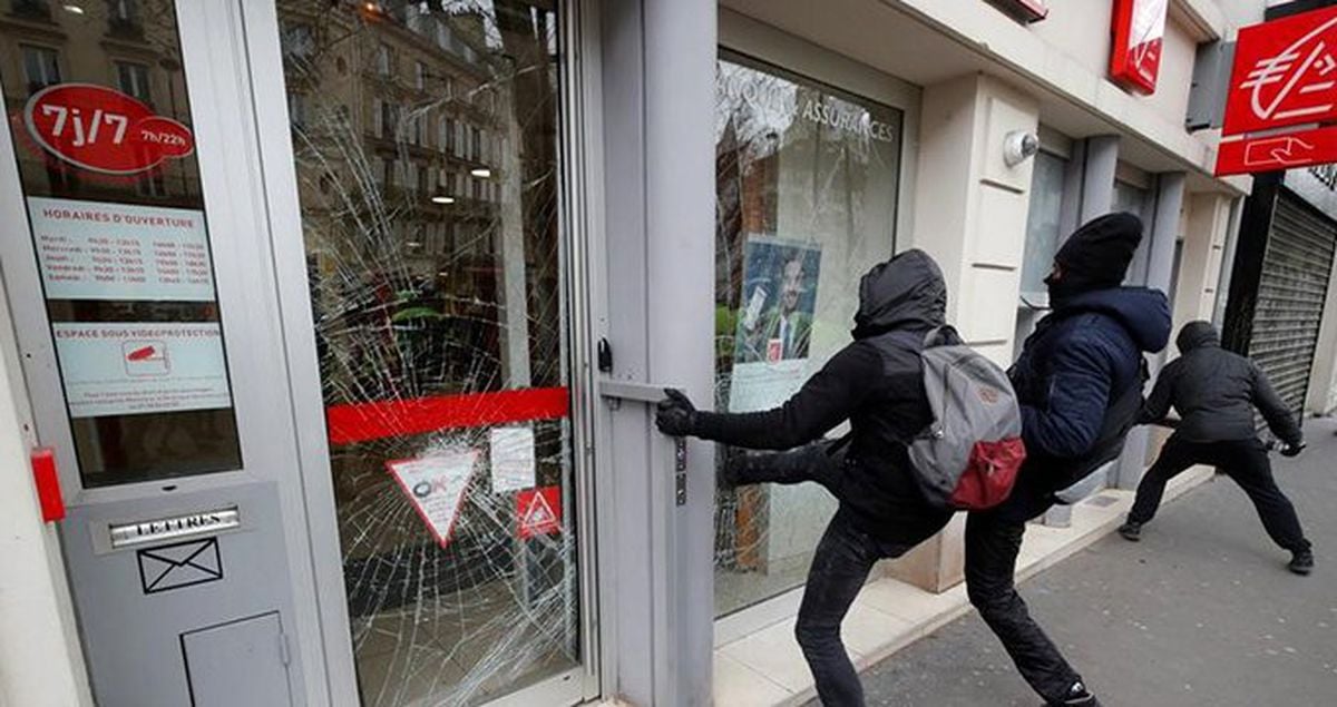 Paris'te Yine Sokaklar Karıştı! Sarı Yelekliler Mağazaları Yağmalayıp Ateşe Verdi