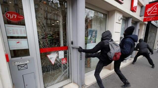 Paris'te Yine Sokaklar Karıştı! Sarı Yelekliler Mağazaları Yağmaladı, Polis Biber Gazıyla Müdahale Etti