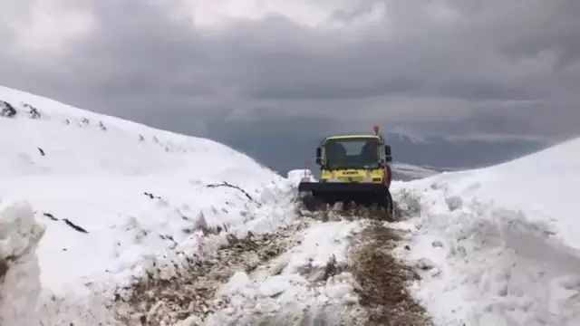 Siirt'te Kar Yağışı Nedeniyle Köylere Ulaşım Sağlanamıyor Siirt'te Kar Yağışı Nedeniyle Köylere Ulaşım Sağlanamıyor