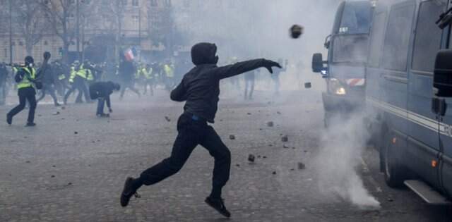 Son Dakika! Paris'te Yine Sokaklar Karıştı! Sarı Yelekliler Mağazaları Yağmaladı