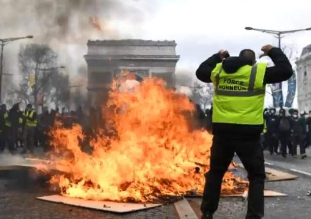 Son Dakika! Paris'te Yine Sokaklar Karıştı! Sarı Yelekliler Mağazaları Yağmaladı