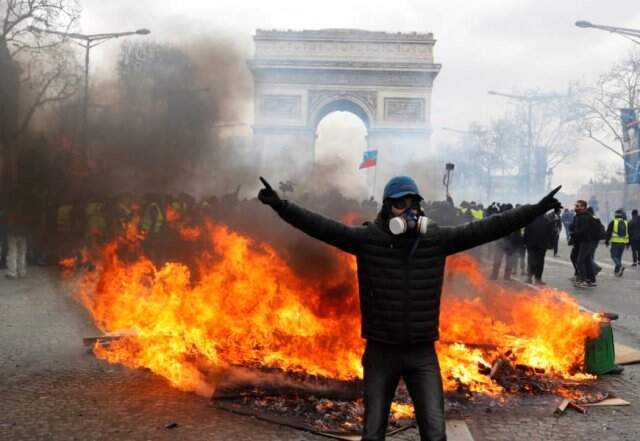 Son Dakika! Paris'te Yine Sokaklar Karıştı! Sarı Yelekliler Mağazaları Yağmaladı
