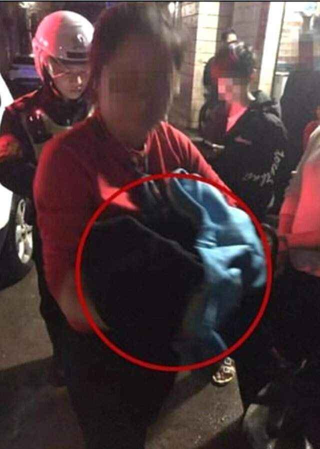 Yolda Yürüyen Kadın, Çöpün İçine Atılmış Bir Bebek Buldu
