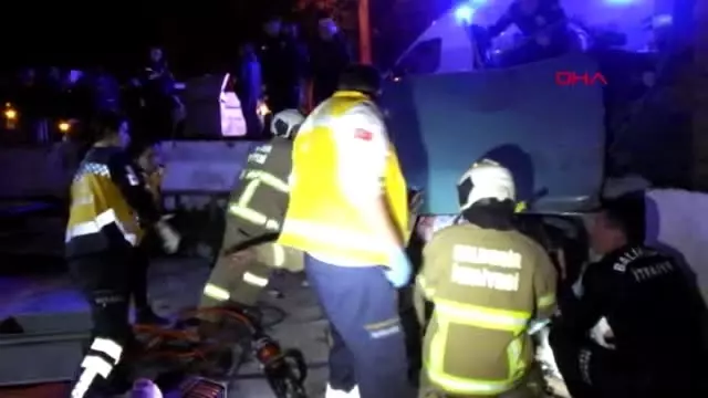 Balıkesir Otomobil Evin Bahçesine Uçtu 2 Yaralı Balıkesir Otomobil Evin Bahçesine Uçtu 2 Yaralı