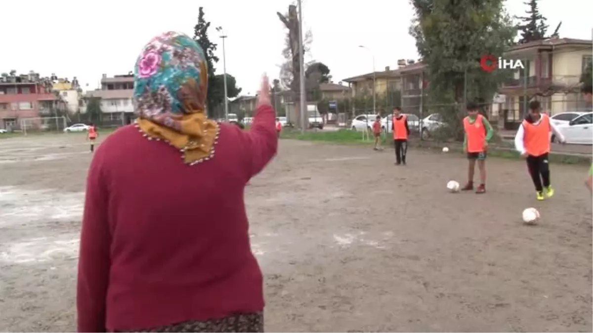 Başka Kulüpten Çağırdılar Gitmedi... 79 Yaşındaki 'Altın Nine'Nin Futbol Aşkı