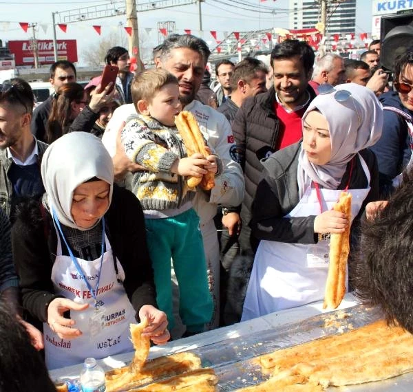 Bursa'da En Uzun Börek Yemek Yarışması İlginç Görüntülere Sahne Oldu