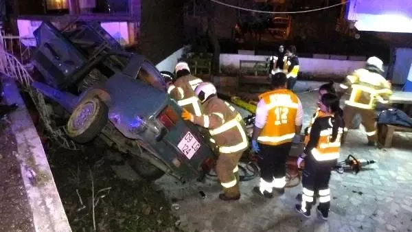 Otomobil Evin Bahçesine Uçtu: 2 Yaralı Otomobil Evin Bahçesine Uçtu: 2 Yaralı