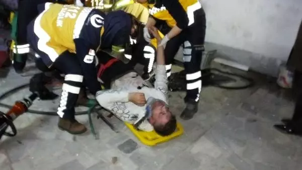 Otomobil Evin Bahçesine Uçtu: 2 Yaralı Otomobil Evin Bahçesine Uçtu: 2 Yaralı