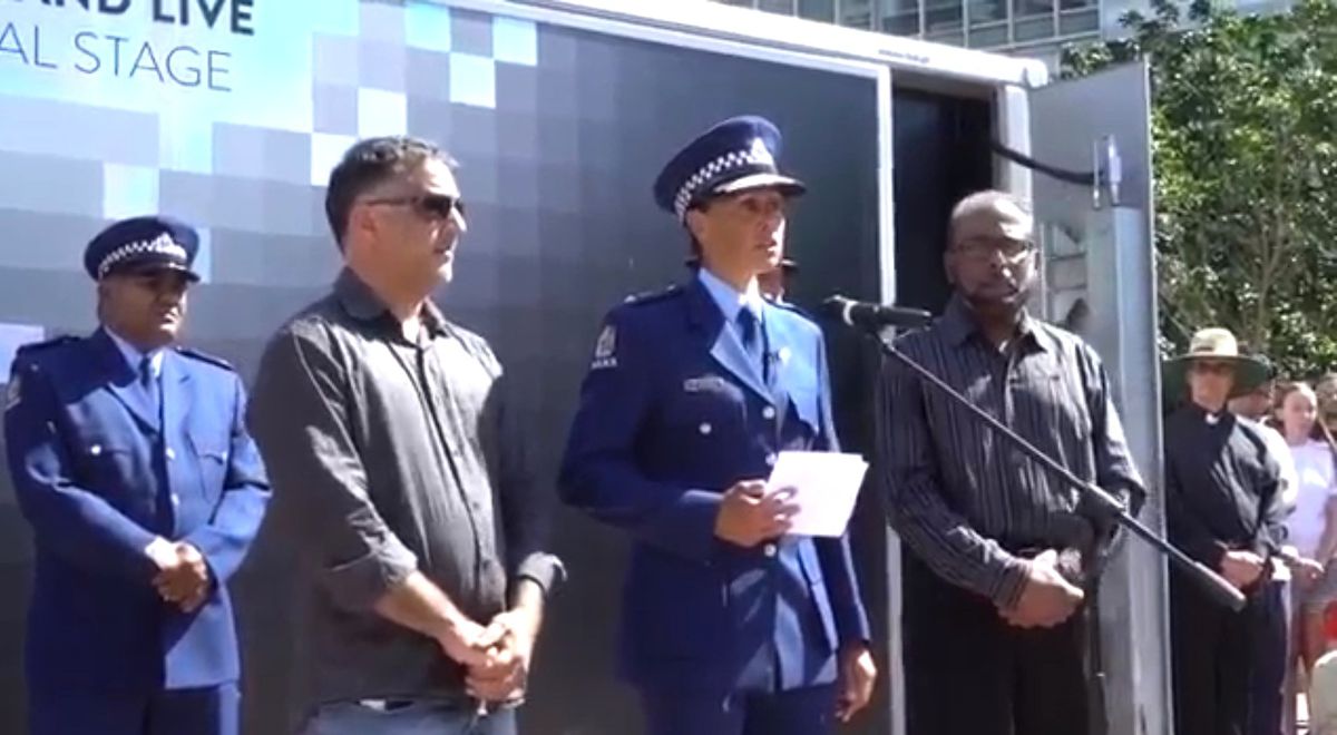 Yeni Zelanda'da Polis Şefi, 'Gururlu Bir Müslümanım' Diyerek Gözyaşlarına Boğuldu