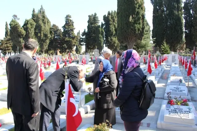Başkan Adayı Akyüz Çanakkale Şehitlerini Yazdığı Şiirle Andı Başkan Adayı Akyüz Çanakkale Şehitlerini Yazdığı Şiirle Andı