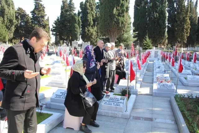 Başkan Adayı Akyüz Çanakkale Şehitlerini Yazdığı Şiirle Andı Başkan Adayı Akyüz Çanakkale Şehitlerini Yazdığı Şiirle Andı