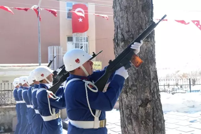 Bitlis'te 18 Mart Şehitleri Anma Günü ve Çanakkale Zaferi'nin 104. Yıldönümü Bitlis'te 18 Mart Şehitleri Anma Günü ve Çanakkale Zaferi'nin 104. Yıldönümü