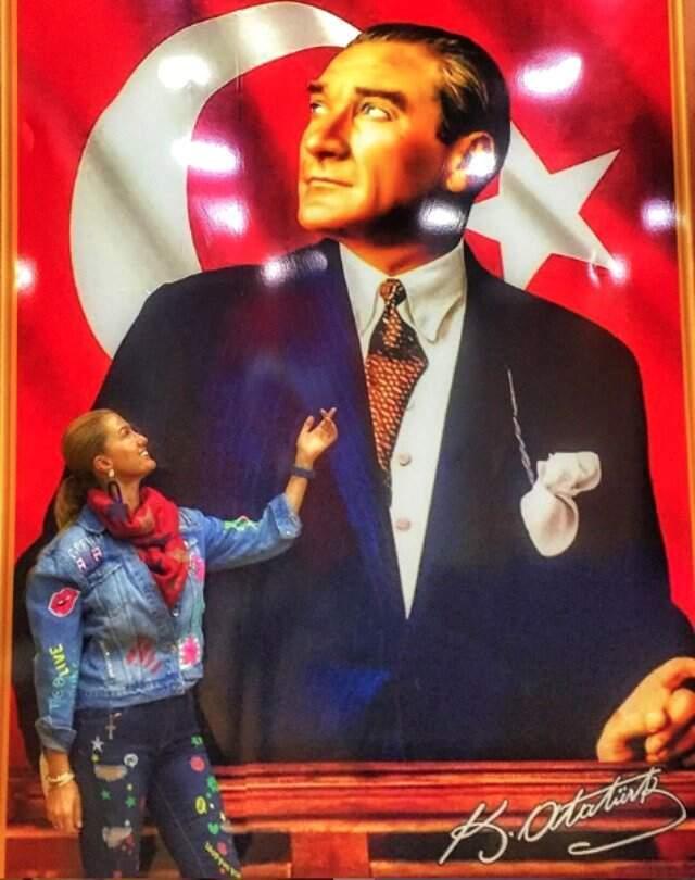 Eski Manken Tuğba Özay, Partisi CHP'yi Eleştirdi
