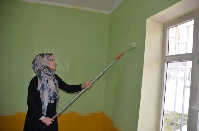 Muş'ta Üniversite Öğrencileri Köy Okulunu Onardı Muş'ta Üniversite Öğrencileri Köy Okulunu Onardı