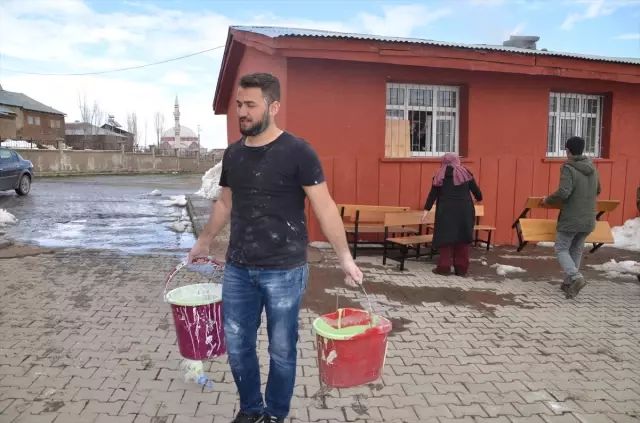 Muş'ta Üniversite Öğrencileri Köy Okulunu Onardı Muş'ta Üniversite Öğrencileri Köy Okulunu Onardı