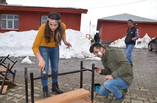Muş'ta Üniversite Öğrencileri Köy Okulunu Onardı Muş'ta Üniversite Öğrencileri Köy Okulunu Onardı