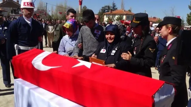 Şehit Uzman Çavuş Yaşar Çakır, Son Yolculuğuna Uğurlandı Şehit Uzman Çavuş Yaşar Çakır, Son Yolculuğuna Uğurlandı