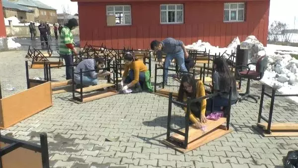 Tiyatrocu Gençler, Köy Okulunu Baştan Aşağı Yeniledi