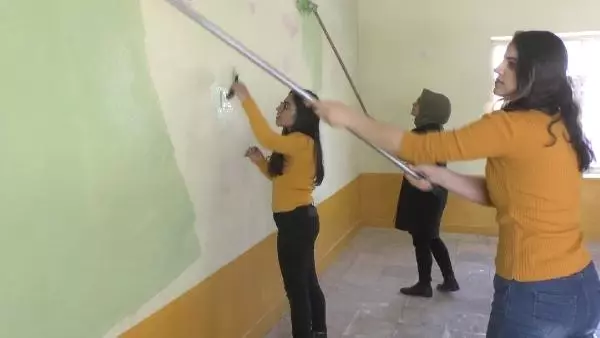 Tiyatrocu Gençler, Köy Okulunu Baştan Aşağı Yeniledi