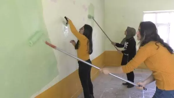 Tiyatrocu Gençler, Köy Okulunu Baştan Aşağı Yeniledi