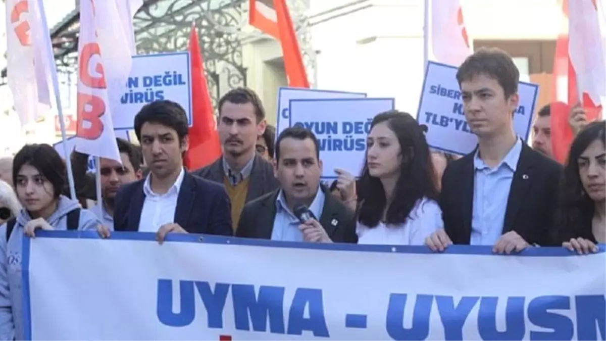 Türkiye Liseliler Birliği, 'Mavi Balina' Oyununa Karşı Eylem Yaptı