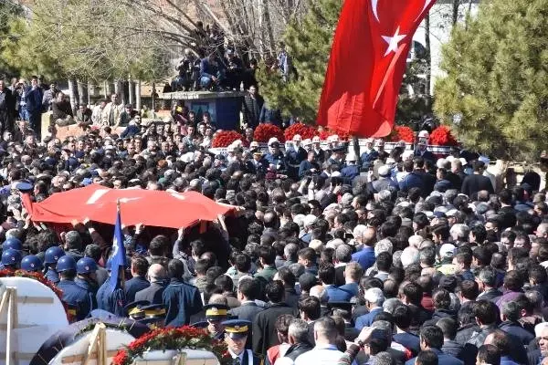 Uzman Çavuş Yaşar Çakır'a Kütahya'da Hüzünlü Tören Uzman Çavuş Yaşar Çakır'a Kütahya'da Hüzünlü Tören