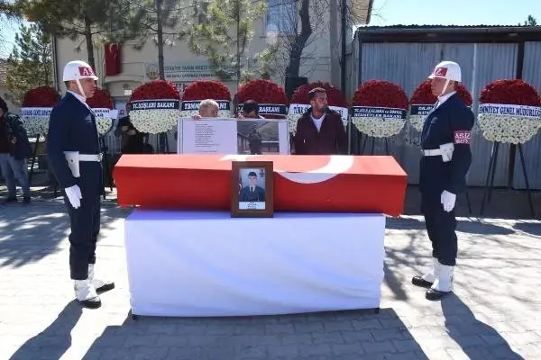 Uzman Çavuş Yaşar Çakır'a Kütahya'da Hüzünlü Tören Uzman Çavuş Yaşar Çakır'a Kütahya'da Hüzünlü Tören